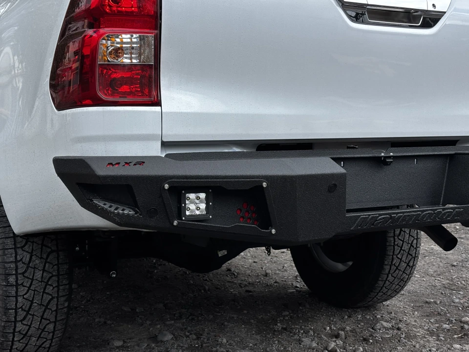 Vista alternativa del bumper posterior instalado en Toyota Hilux