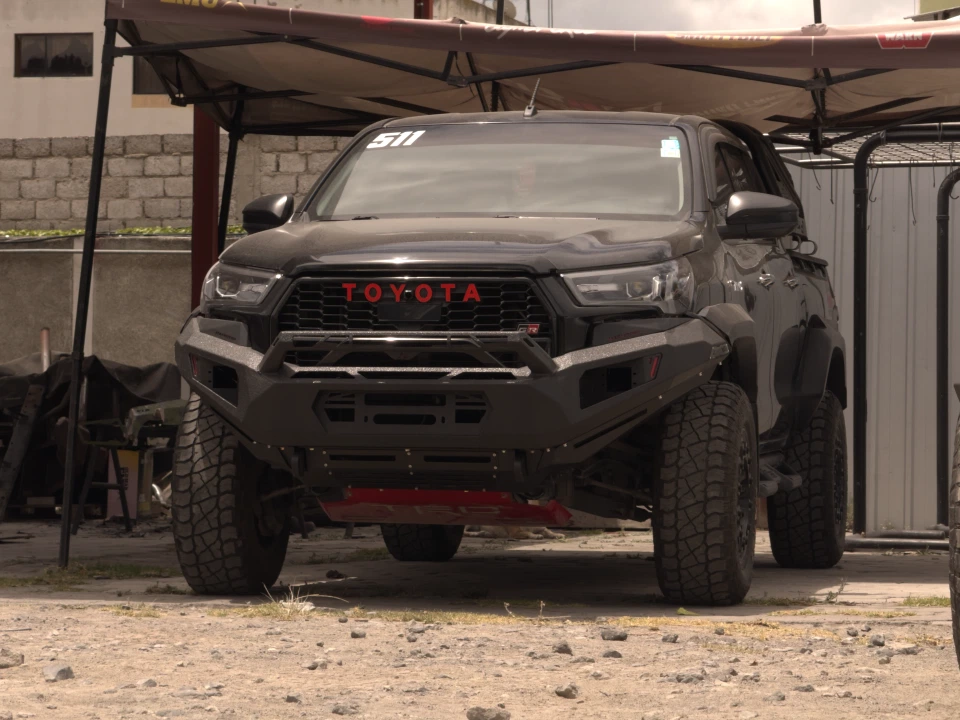 Protección frontal instalada en Toyota Hilux GR Sport