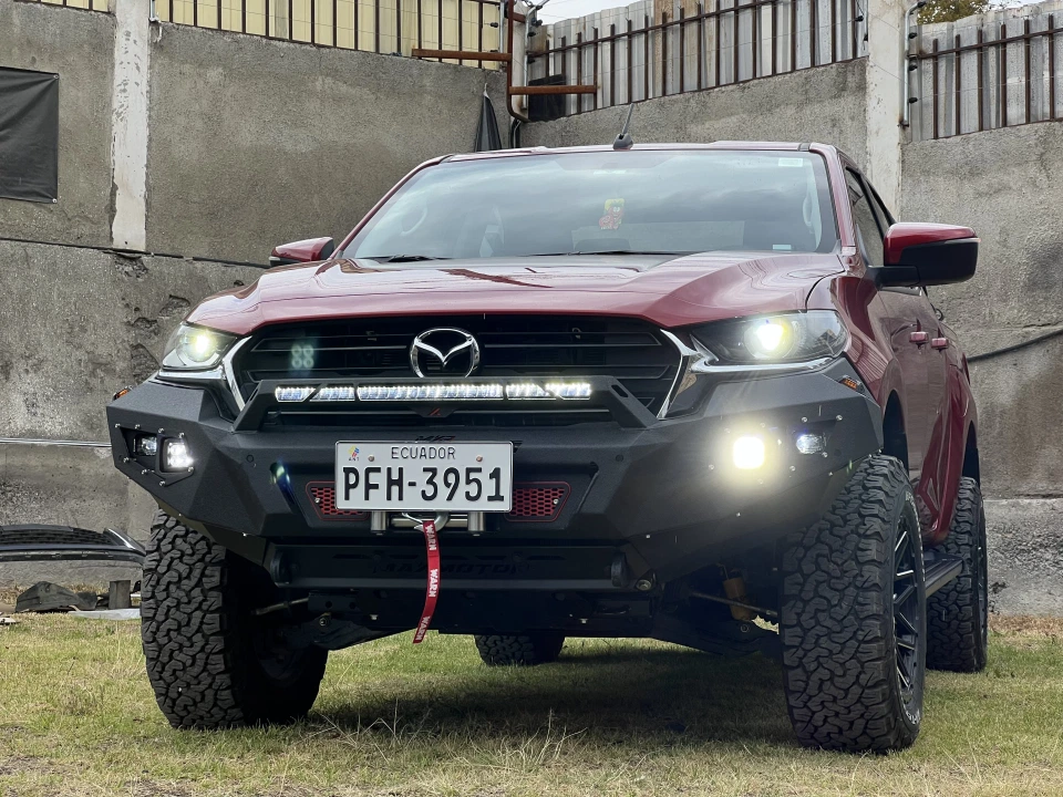Bullbar delantero instalado en Mazda BT-50