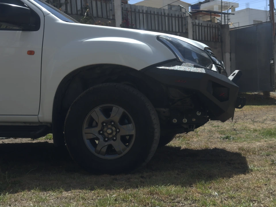 Detalle lateral del bullbar delantero y su integración con una Chevrolet D-Max