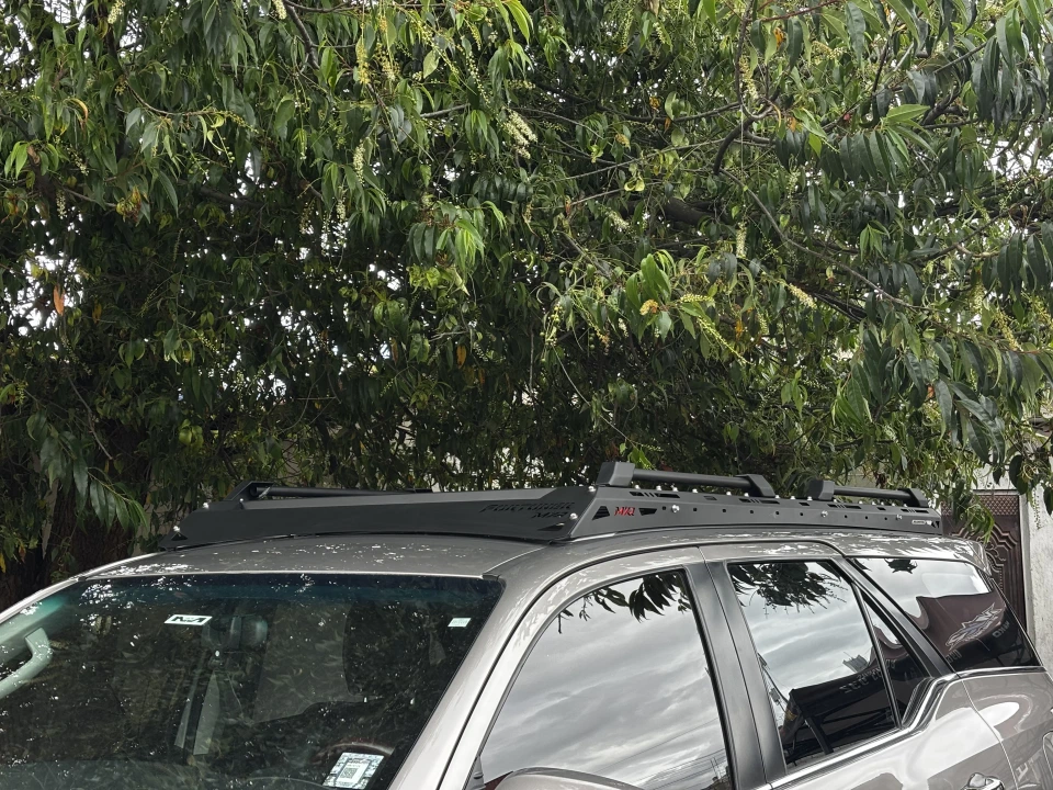 Parrilla de techo instalada en Toyota Fortuner