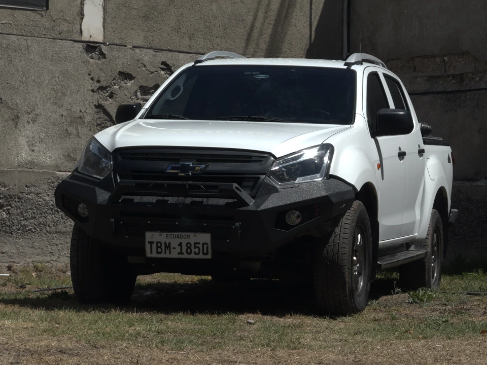 Protección frontal integral instalada en una Chevrolet D-Max blanca