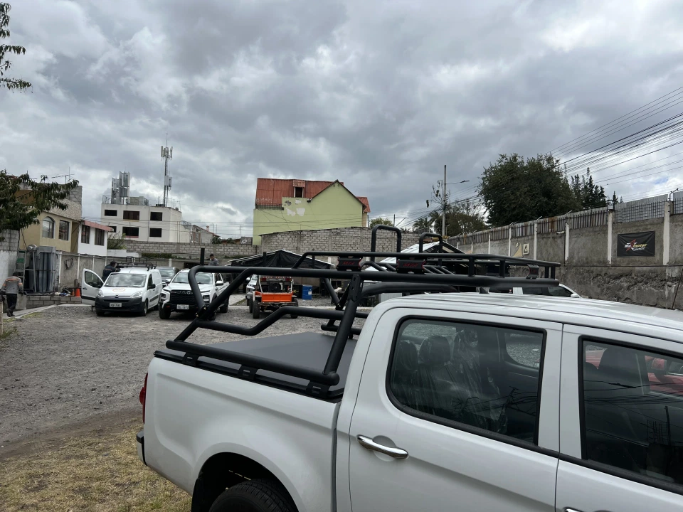 Rollbar utilitario con escalera instalado en JAC T8