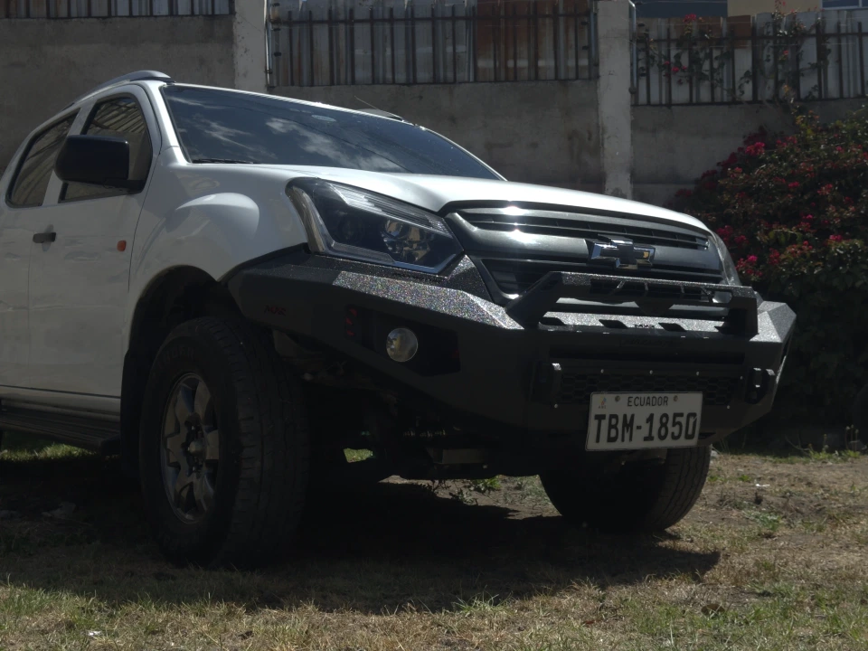 Vista frontal en primer plano del bullbar instalado en Chevrolet D-Max
