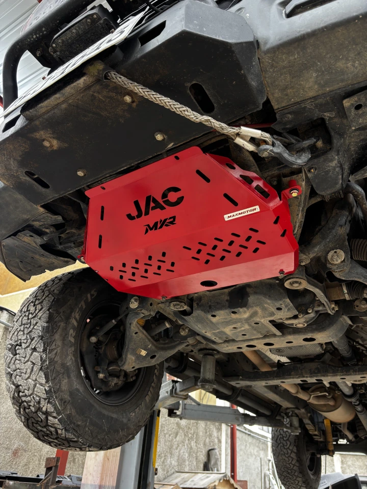 Protector metálico de cárter instalado en JAC T8