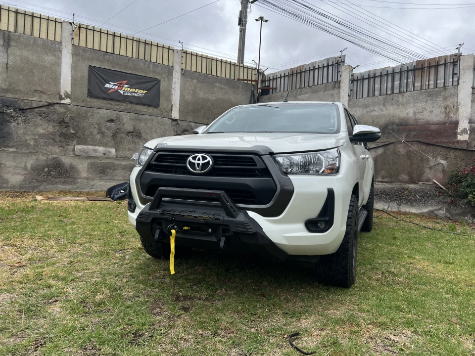 Protección frontal para Toyota Hilux. Proyecto real Maxmotor 4x4.