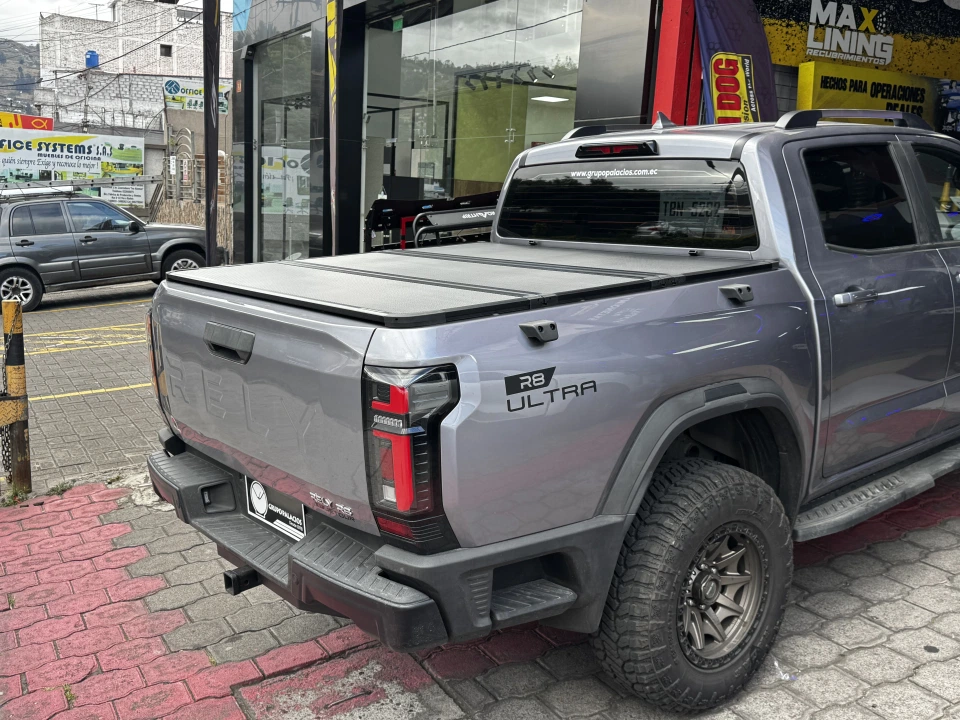 Tapa rígida plegable de tres partes instalada en camioneta