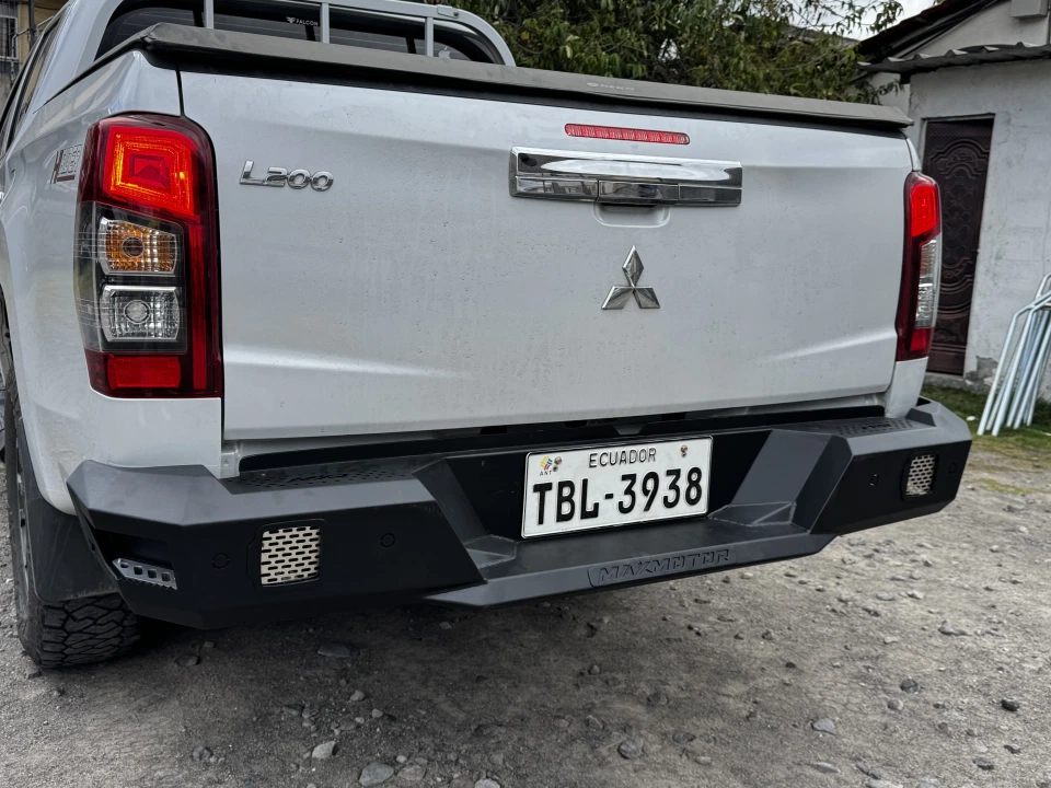 Bumper posterior instalado en Chevrolet D-Max