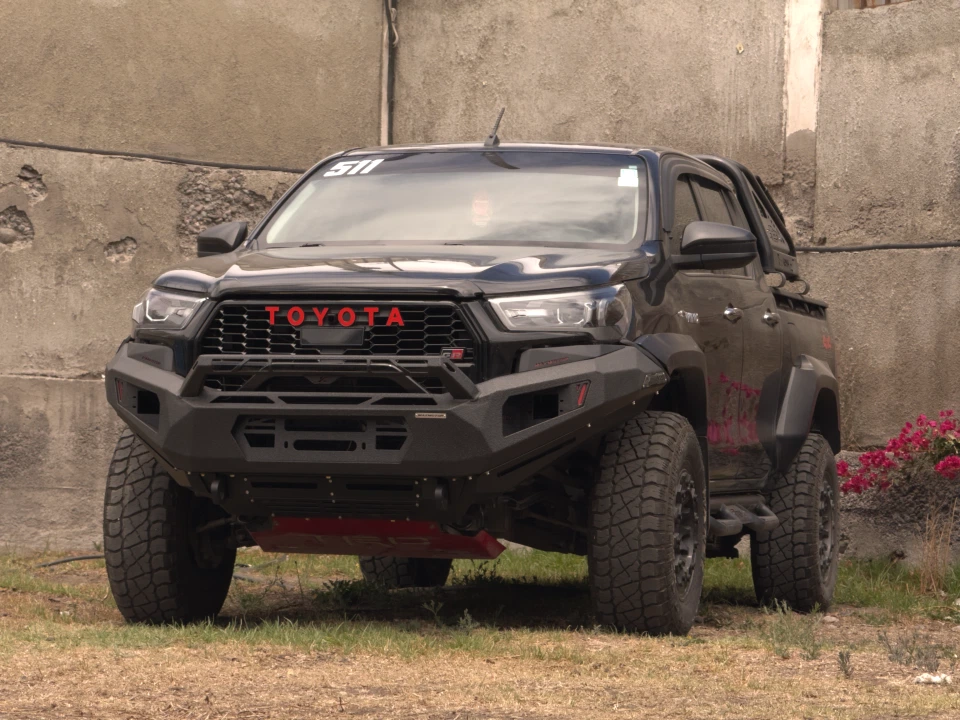 Bumper delantero instalado en Toyota Hilux GR Sport