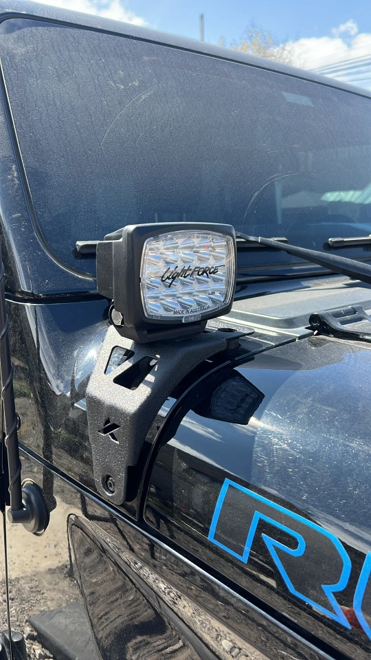 Soporte para faros auxiliares instalado en Jeep Wrangler