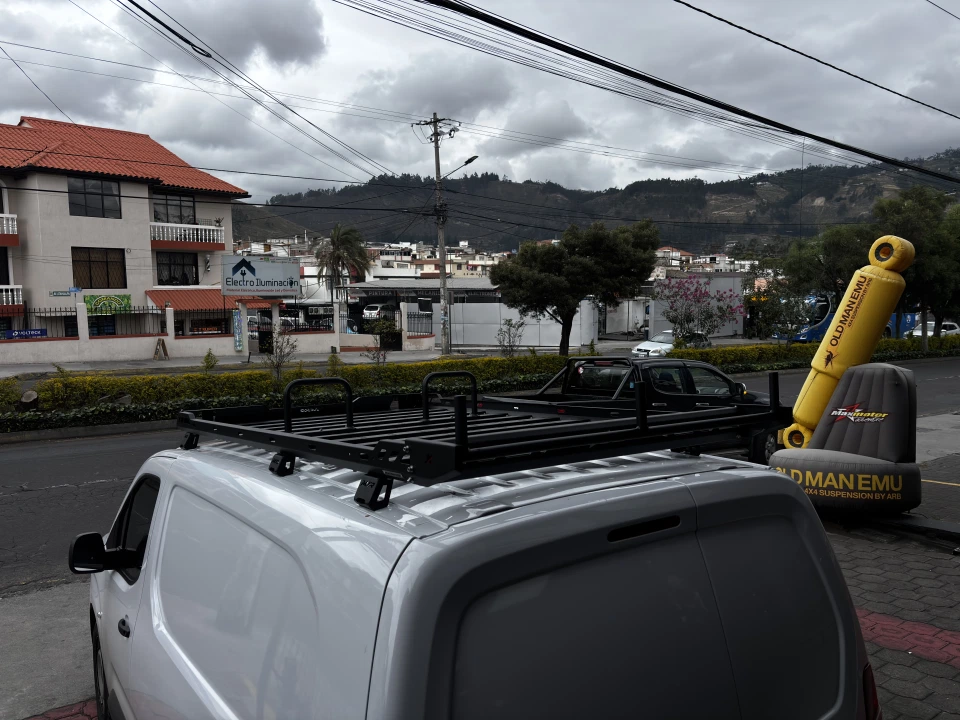 Parrilla de techo instalada en furgoneta de trabajo
