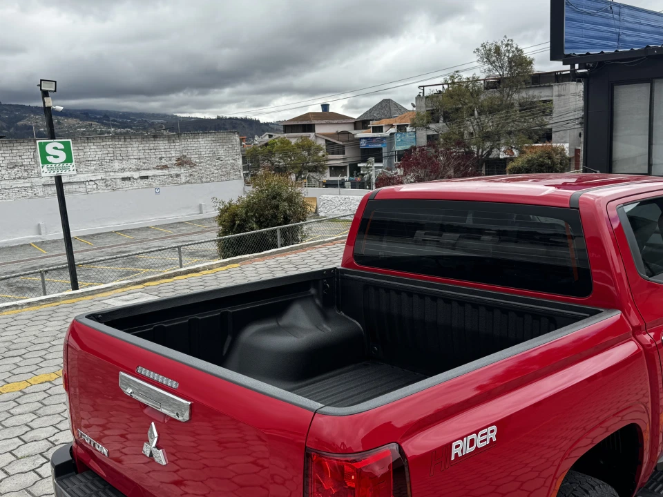 Recubrimiento de poliuretano aplicado en balde de Mitsubishi L200