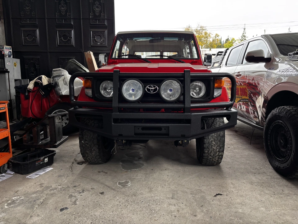 Bumper delantero instalado en Toyota Land Cruiser