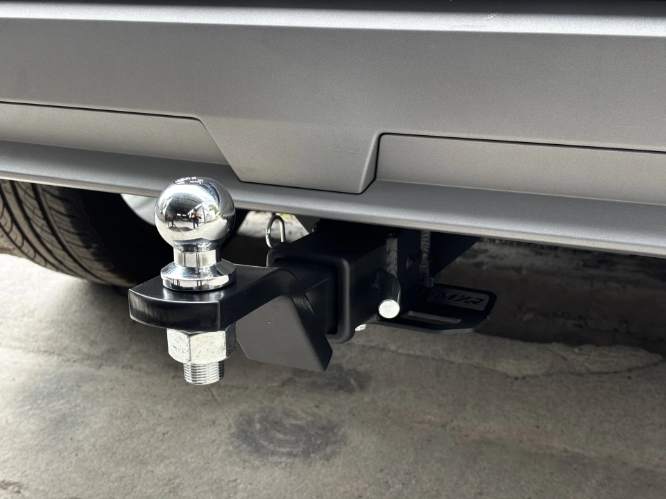 Detalle de bola de remolque y barra de tiro Maxmotor
