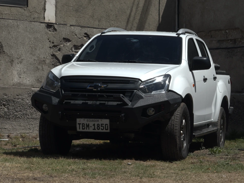 Bumper delantero metálico instalado en Chevrolet D-Max blanca