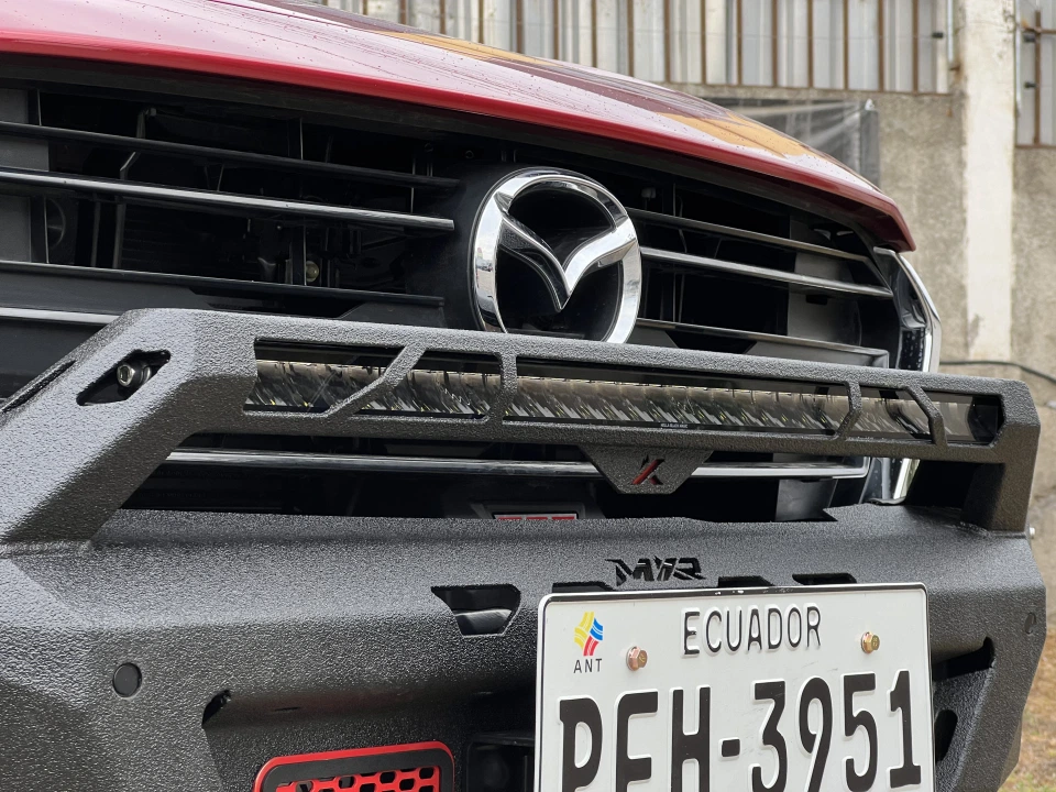 Bumper delantero metálico instalado en Mazda BT-50