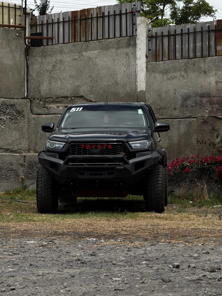 Bullbar delantero instalado en Toyota Hilux GR