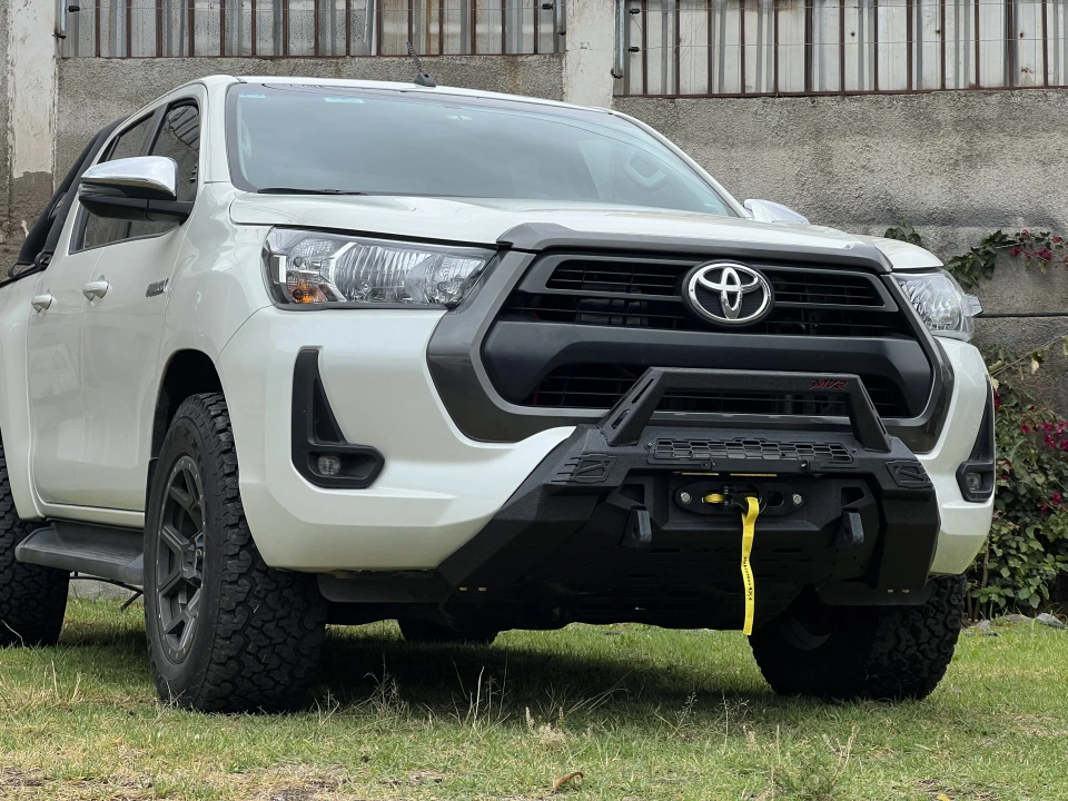 Bumper metálico instalado en Toyota Hilux