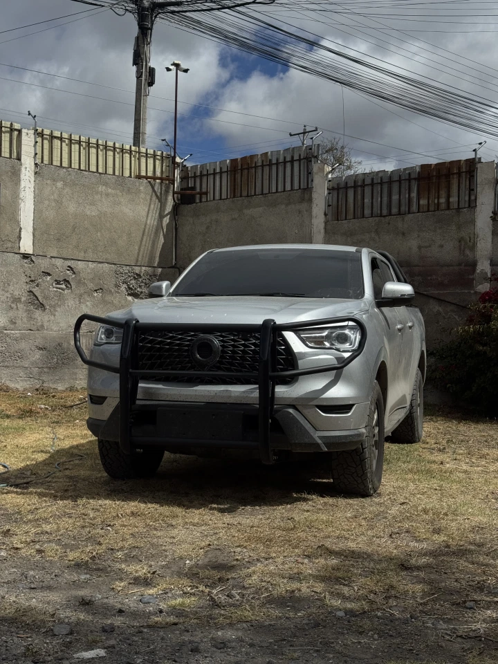 Bumper delantero reforzado para vehículo de seguridad