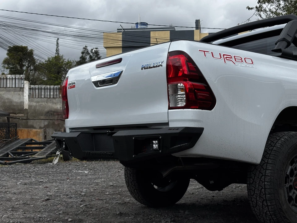 Bumper posterior instalado en Toyota Hilux