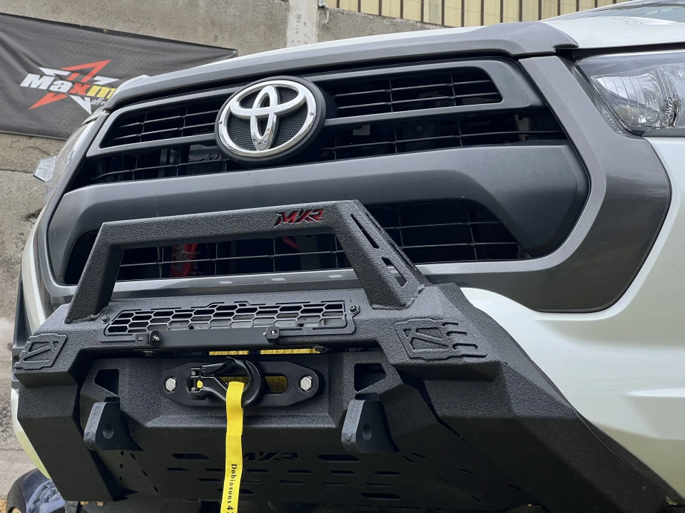 Bumper delantero instalado en Toyota Hilux