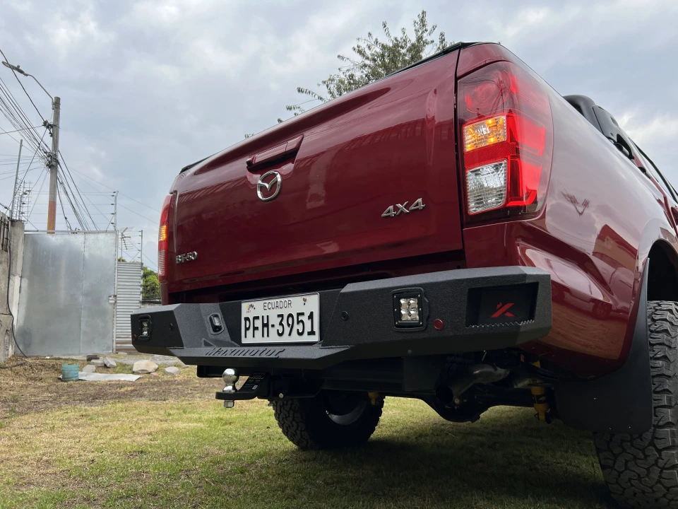 Bumper posterior instalado en Mazda BT-50