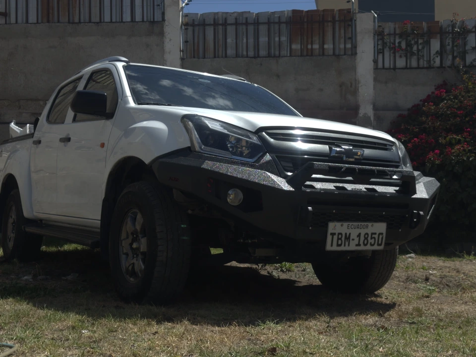 Vista tres cuartos del bullbar y bumper delantero de una Chevrolet D-Max