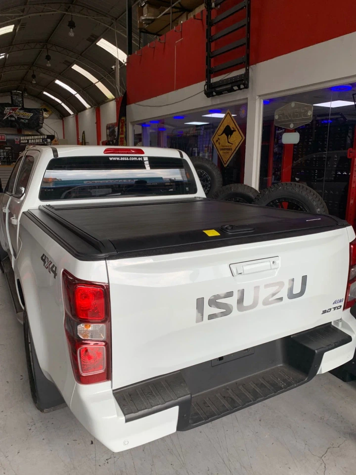 Tapa de balde corrediza instalada en Isuzu D-Max blanca