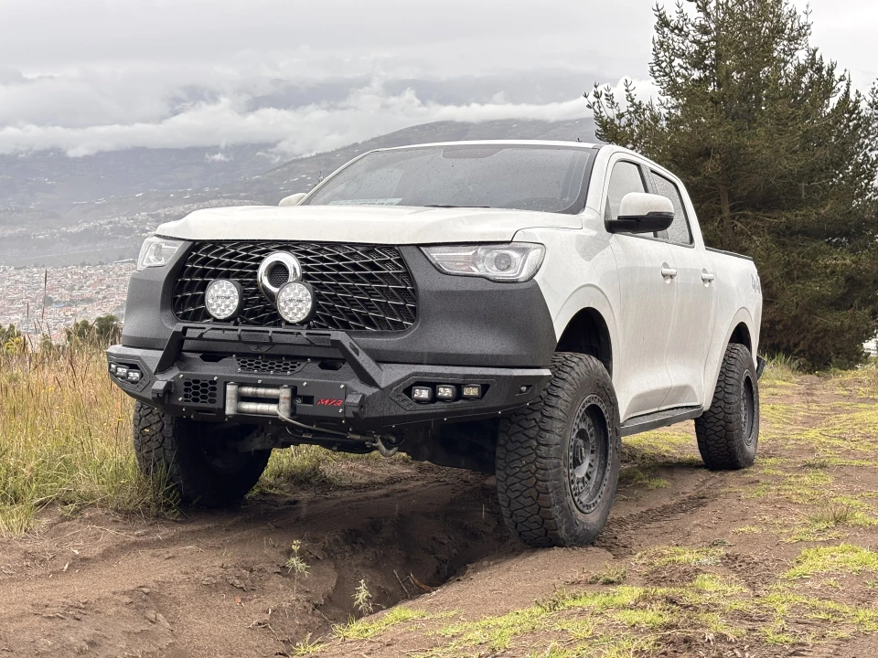 Vista alternativa del bullbar delantero instalado en GWM Poer