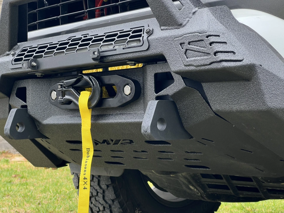 Vista alternativa del bumper delantero instalado en Toyota Hilux