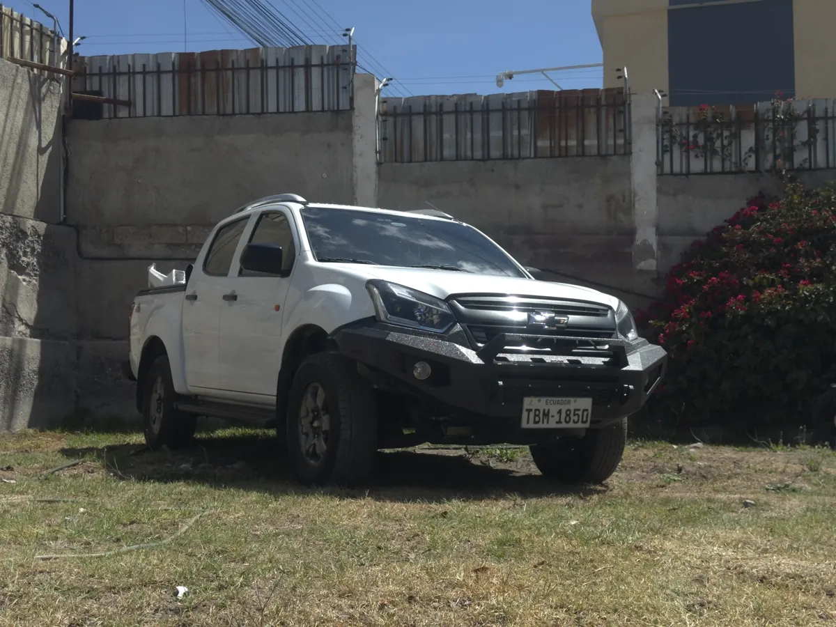 Bullbar delantero instalado en una Chevrolet D-Max blanca