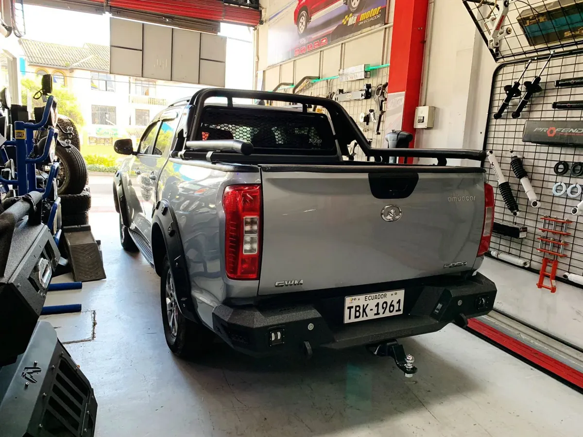 Camioneta equipada con protección posterior Maxmotor