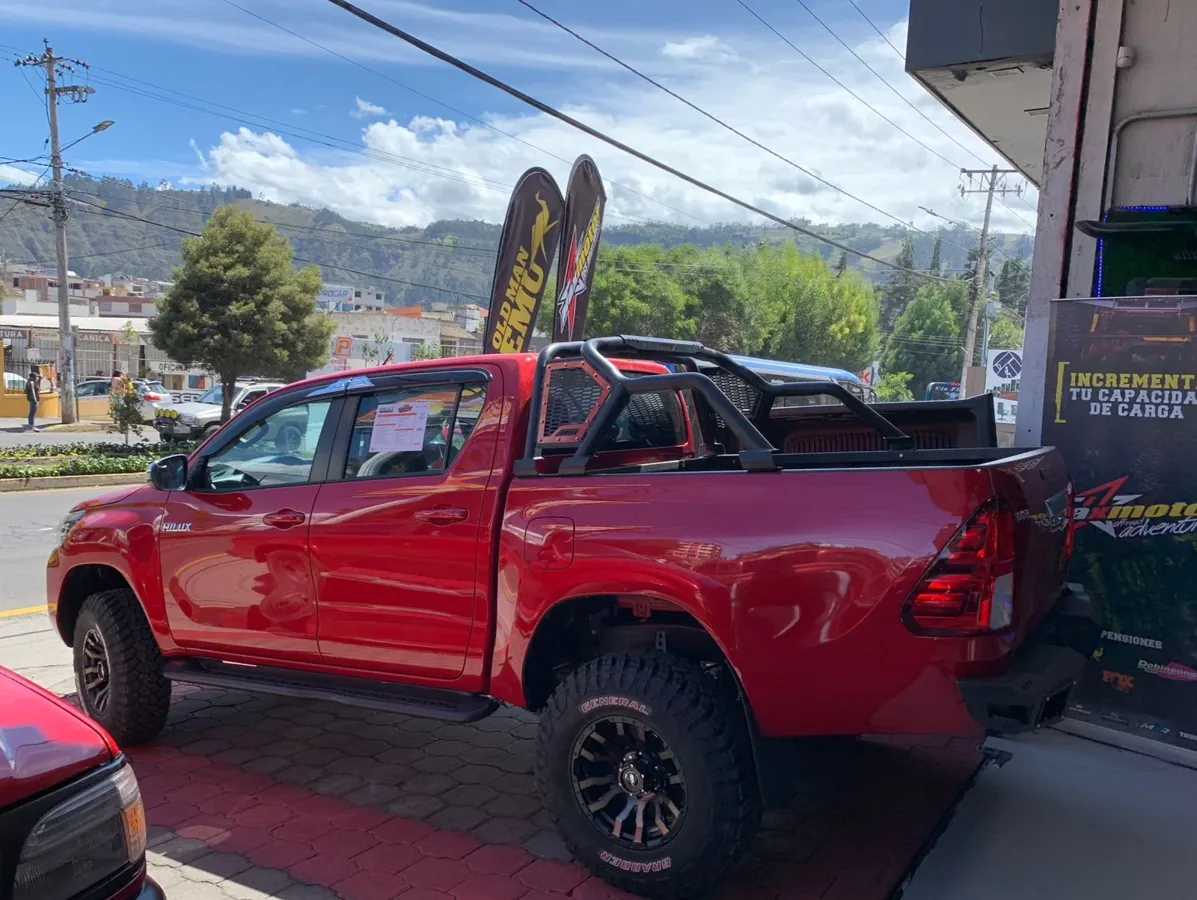 Rollbar deportivo instalado en una Toyota Hilux